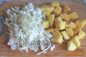 Картофель нарезаем крупными кубиками, капусту — тонкой лапшой. В кастрюлю опускаем сначала картофель, варим при медленном кипении.