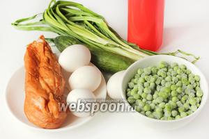 Для приготовления салата нам понадобится копчёная куриная грудка, яйца куриные, замороженный зелёный горошек, зелёный лук, свежий огурец, майонез, соль.