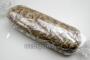 Аккуратно с помощью плёнки свернуть фарш в рулет. Упаковать рулет, закручивая его в рукав для запекания. По бокам связать крепко.