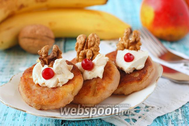Фото Манные оладьи с яблоками, орехами и изюмом