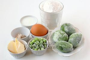 Для приготовления оладий из шпината и зелёного горошка нам понадобятся замороженные шпинат и горошек, яйцо куриное, масло сливочное, молоко, мука, соль, перец чёрный молотый.