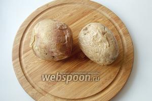 Две крупные картофелины запекаем в микроволновке. Можно и в духовке, но это будет гораздо дольше.