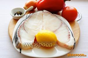 Для приготовления акулы вам понадобятся: стейки акулы, помидор, лук, перец, лимон, масло для жарки и специи (я только начинаю знакомство с ними, так что не судите строго — использовала кардамон и чёрный перец горошком).
