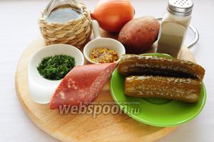 Для приготовления салата вам понадобятся: картофель, колбаса, лук, маринованные огурцы, зелень укропа и зерновая горчица. Заправка состоит из оливкового масла, винного уксуса, горчицы, соли и чёрного перца.