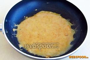 Муку предварительно смешать с оставшимся жиром и пассеровать, помешивая, до появления светло-кремового цвета. Мука при этом теряет запах сырости, приобретает приятный ореховый аромат и не даёт в соусе клейкости.