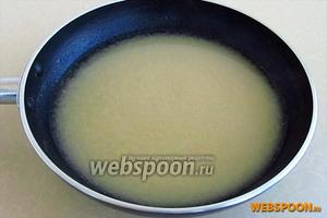 После пассеровки дать муке немного остыть, а затем развести её небольшим количеством бульона, тщательно размешать, добавить в оставшийся бульон и снова размешать, следя за тем, чтобы не образовались комочки.