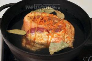 Когда мясо промаринуется поместить его в толстостенную кастрюлю или жаровню с лавровыми листами, залить водой и поставить на огонь.