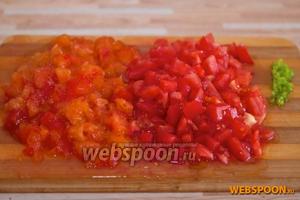 Пока мясо маринуется, займёмся соусом. Бланшируем помидоры и сливы, снимаем шкурку. Мелко нарезаем мякоть слив, томатов и острый перец.