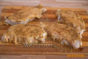 Мясо достаем, промокаем салфеткой и выкладываем на столе. Горчицу смешиваем со специями и натираем этой смесью мясо.