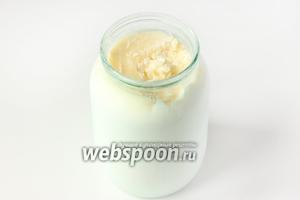 Через 12 часов банку аккуратно раскутываем и, не раскрывая крышку, ставим мацун в холодильник ещё на 10 часов. После можно использовать! Так как у меня сметана была жирная, то на поверхности образовалась густая толстая корка наподобии масла, а под ней — нежнейший кисломолочный продукт, жирный, густой, похожий на наш кефир, но почти без кислинки!