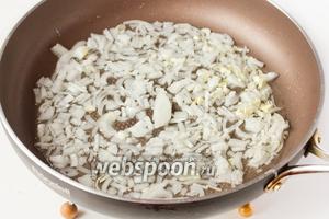 Репчатый лук чистим, измельчаем, обжариваем до прозрачности на подсолнечном рафинированном масле.
