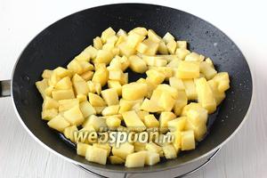 Картофель очистить, нарезать кубиком и обжарить на растительном масле до полуготовности и появления корочки сверху.
