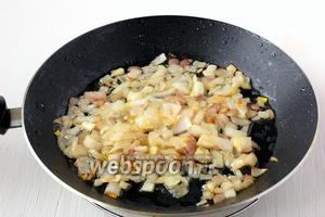Лук почистить, порезать кубиком и обжарить на растительном масле до полуготовности. Добавить лук в кипящий суп.
