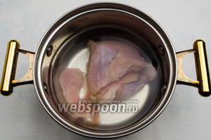 Приготовить бульон. Мясо вымыть. Залить холодной водой. Поставить на медленный огонь. Добавить половину луковицы. Варить до готовности мяса.