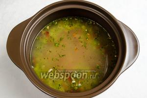 Залить гороховую смесь горячим бульоном. Поставить на медленный огонь. Варить в течение 40-50 минут.