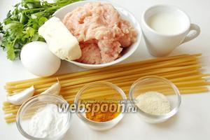 Для приготовления мясного рулета с макаронами понадобятся: мясной фарш(у меня куриный), длинные, полые внутри макароны, манная крупа, яйцо, сливочное масло, сливки (молоко), крахмал, куркума, соль, чёрный молотый перец, зелень и чеснок.