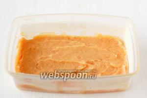 Выложить 1/3 массы в смазанную маслом и обсыпанную сухарями форму для запекания в микроволновке. Размер формы 11х7 см.