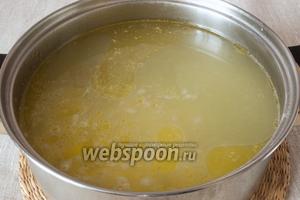 Из готового бульона вынуть все продукты, поместить картофель, посолить. Добавить промытое и ошпаренное кипятком пшено. Варить 20 минут после закипания.