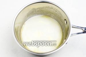 Разогреть духовку до 180°С.
Сливочное масло на среднем огне растопить. Убавить огонь, томить до тех пор, пока не появятся коричневые кусочки, масло приобретёт ореховый запах. Снять с огня.
Масло процедить.