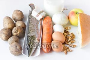 Для приготовления запеканки нам понадобится щука, картофель, куриные яйца, грецкие орехи, молоко, белый лук, яблоко, морковь, белый хлеб, солёное сало, соль, чёрный молотый перец. Для приготовления соуса нам понадобится сметана 20% жирности, горячая кипячённая вода, сухой укроп и соль.
Первым делом отвариваем морковь и куриные яйца.