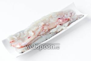 Щуку разделываем, филе отделяем от костей и снимаем с него кожу, а также вынимаем мелкие кости. Естественно, нам понадобится только филе.