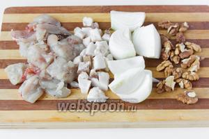 Грецкие орехи и лук чистим. Нарезаем небольшими кусочками лук, сало, филе щуки, грецкие орехи.