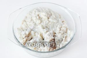 Пропускаем через среднюю сетку мясорубки нарезанные в шаге 4 продукты, а также хлеб, замоченный в молоке.