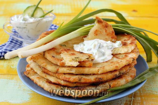 Фото Лепёшки с сыром, курицей и зелёным луком