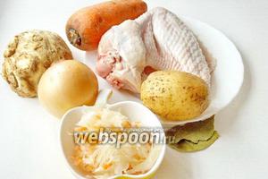 Для приготовления щей из квашеной капусты понадобятся: мясо индейки, квашеная капуста, картофель, морковь, корень сельдерея, лук репчатый, лавровый лист, соль и перец чёрный молотый.