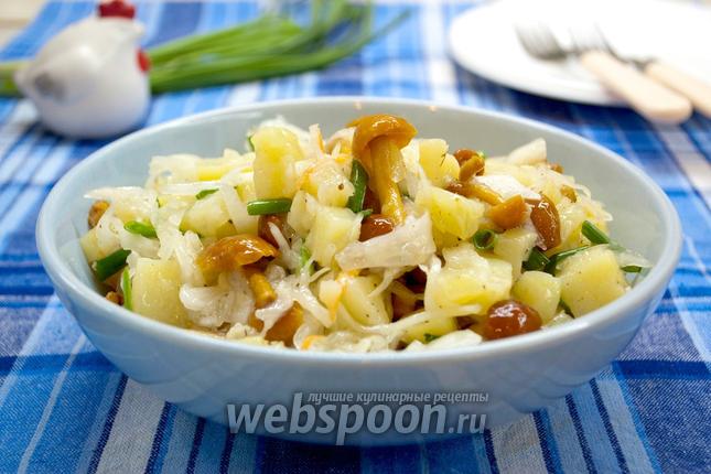 Фото Салат с квашеной капустой и опятами