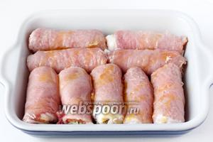 Поливаем мясные рулетики оливковым маслом.