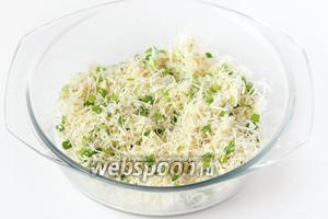 Смешиваем сыр, лук, прованские травы и чёрный молотый перец.