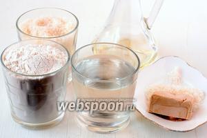 Для приготовления дрожжевого заварного безопарного теста нам понадобится мука, сахар, вода, дрожжи, подсолнечное масло, соль.