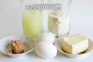 Для приготовления теста вам понадобится свежая молочная сыворотка, куриные яйца, сливочное масло и пшеничная мука.