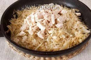 Добавить нарезанное небольшими ломтиками куриное филе и измельчённый очищенный зубок чеснока. Перемешать.