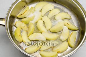 Добавить сахар. Жарить яблоки, помешивая, до тех пор, пока каждая долька не покроется карамелью.