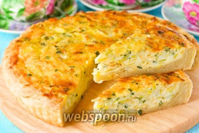 Фото Открытый пирог с луком, яйцом и сыром