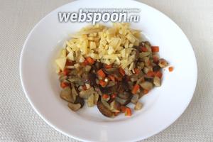 Обжаренные компоненты (оставив в сотейнике 2 столовые ложки для соуса) выложить на тарелку, добавить сыр, перемешать.