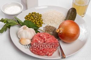 Основные ингредиенты: фарш, лук, рис, горошек, говяжий бульон, чеснок, мята, зира, йогурт, перец чёрный молотый и масло подсолнечное.