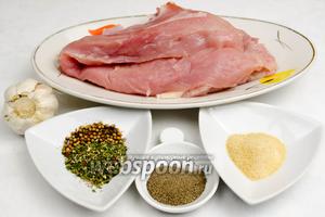 Чтобы приготовить мясной рулет, необходимо взять филе индюшатины, желатин, чеснок, сухие зёрна кориандра, прованские травы, перец чёрный молотый, соль.