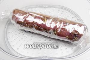Выложить подготовленное мясо в судок пароварки (можно готовить и в духовке). Варить 1 час 20 минут.
