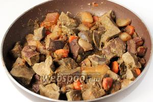 Накрываем сковороду крышкой и готовим печень на медленном огне до полной готовности, часто при этом перемешивая. Когда печень будет готова, снимаем сковороду с плиты и полностью остужаем её содержимое.