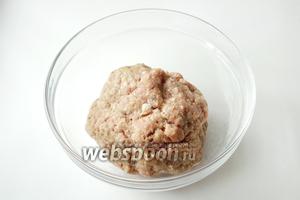 Перемалываем фарш, репчатый лук, чеснок, вымоченную булку. Солим и перчим по вкусу и хорошо перемешиваем.