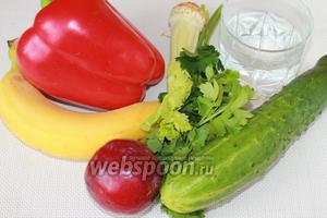 Для 2 порций зелёного коктейля понадобится банан, стебель сельдерея, свежий огурец, зелень петрушки, слива «медовая», красный сладкий перец, кипячёная вода.