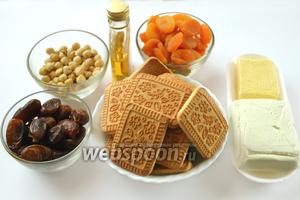 Для приготовления сладкой колбасы возьмём: творог, курагу, орехи (можно любые), финики, рассыпчатое печенье (типа «Юбилейного»), сливочное масло. Я добавляю ещё масло грецкого ореха, но это не обязательный ингредиент. По желанию можно добавить сахар.