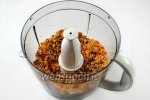 Добавляем к орехам предварительно замоченную курагу и финики без косточек, измельчаем, чтобы фрукты стали мелкими липкими кусочками, но не превратились в пастообразную массу.
