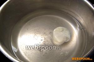 Яйцо разбиваем в чашку. Делаем ложкой воронку и над самой поверхностью воды опускаем в воронку яйцо. У свежего яйца белок равномерно покроет желток, в противном случае пойдет лохмотьями, которые нужно будет обрезать. Варим ровно 4 минуты, затем переносим яйцо в холодную воду.