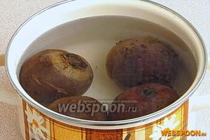 Свёклу залить холодной водой, довести до кипения, уменьшить нагрев, отварить до мягкости и снова залить холодной водой.