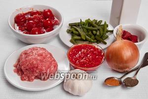 Основные ингредиенты: фарш, фасоль, чеснок, лук, помидоры, томатный сок, томатная паста, масло подсолнечное, перец красный и чёрный.