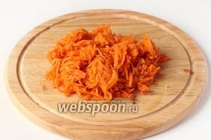 Морковь по-корейски слегка отжимаем от сока. Если морковь нарезана очень длинной соломкой, то несколько раз проходимся по ней ножом, но не измельчаем сильно!